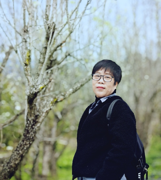 郑友花，中共党员，中学语文高级教师，福州市语文学科带头人，闽附语文教研组组长；从事教育工作二十七年，专业素养深厚，教学经验丰富，教学风格鲜明; 曾获福州市教育系统先进、新长征突击手等荣誉称号。.jpg