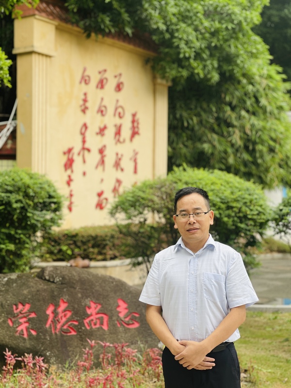 曹育红，福州市中学化学潘则南名师工作室成员，福州市化学科骨干教师，福建师大化学与课程论校外兼职硕导，中学化学高级教师。以一作、二作在《化学教育》、《化学教与学》以及《实验教学与仪器》等刊物发表.jpg